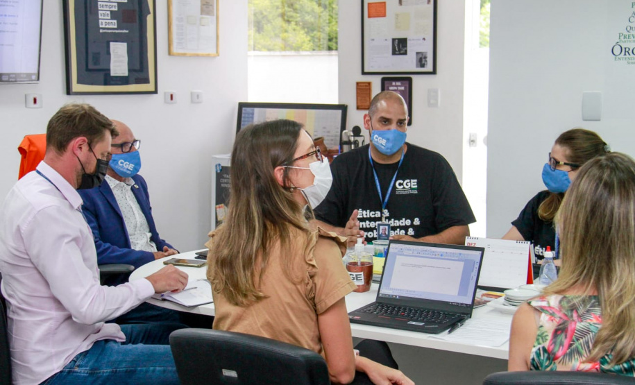 imagem da reunião entre membros da CGE PR e CGE SC