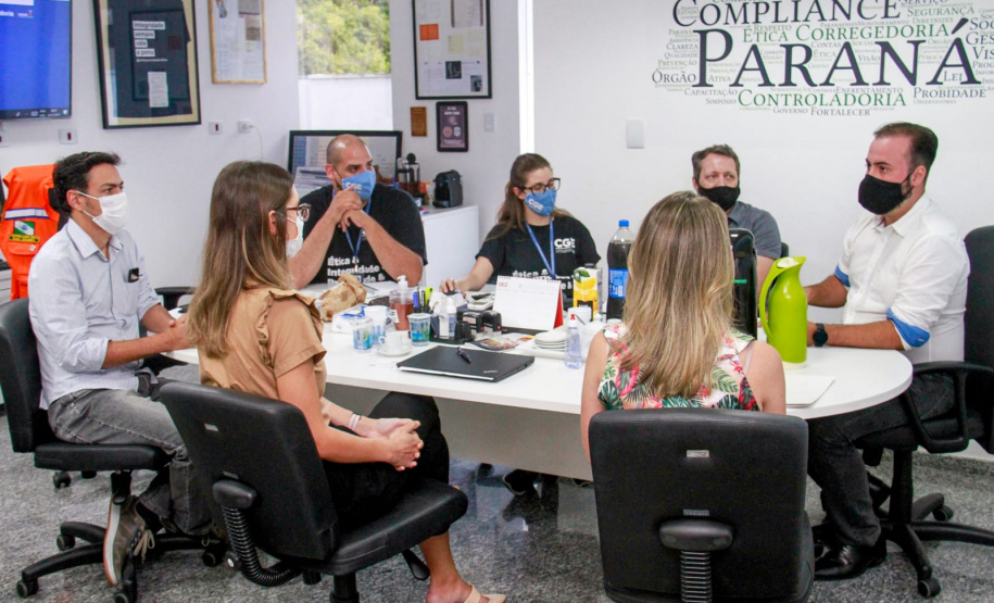 imagem da reunião entre membros da CGE PR e CGE SC
