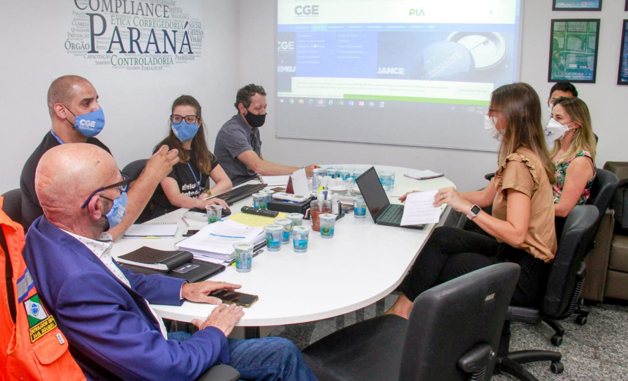 imagem da reunião entre membros da CGE PR e CGE SC