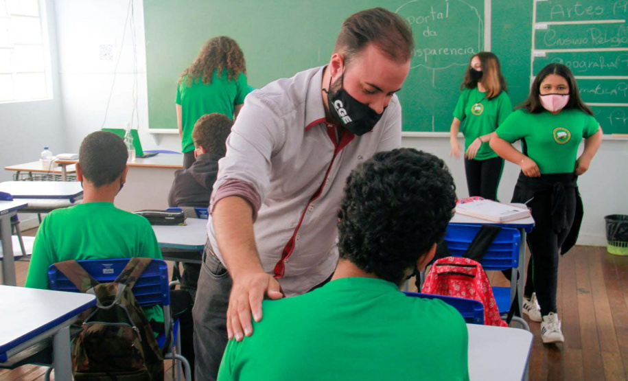 servidores da CGE apresentam vídeos para alunos