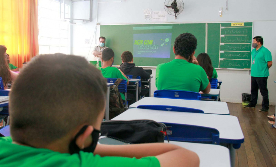 servidores da CGE apresentam vídeos para alunos