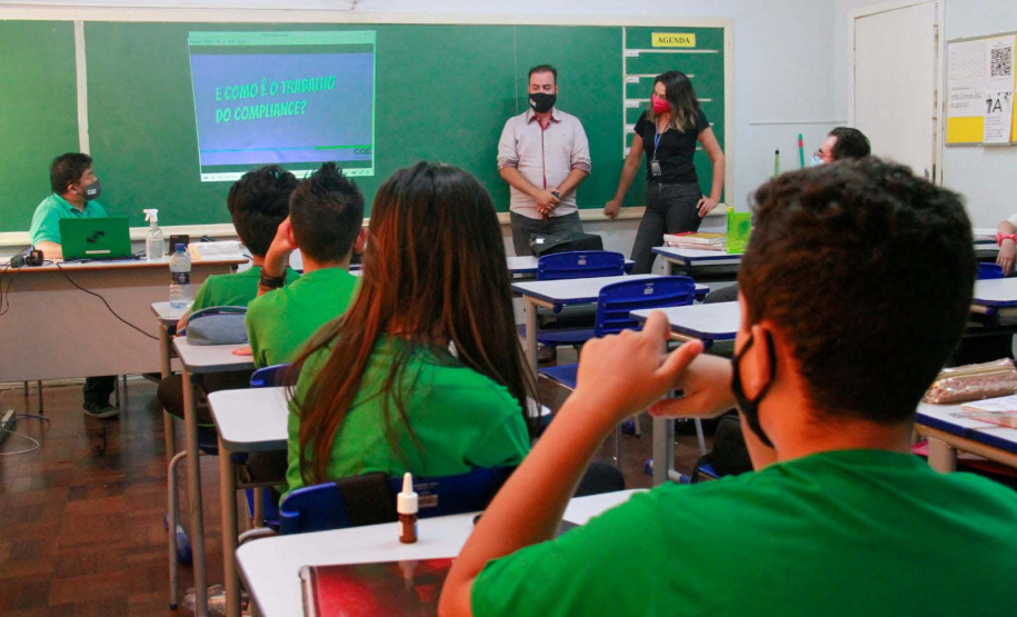 servidores da CGE apresentam vídeos para alunos