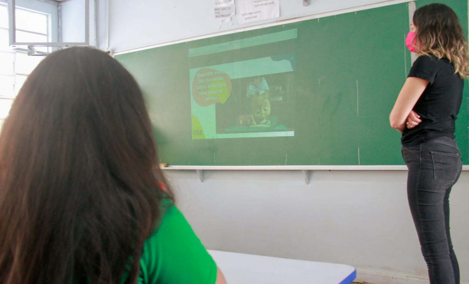 servidores da CGE apresentam vídeos para alunos