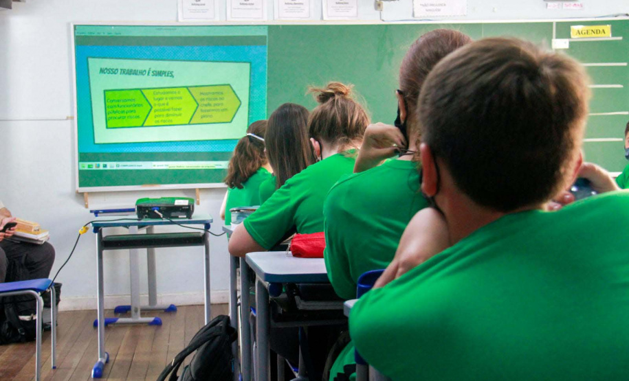 servidores da CGE apresentam vídeos para alunos