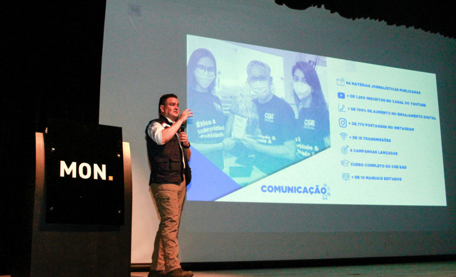 premiação de agentes no palco do auditório do MON