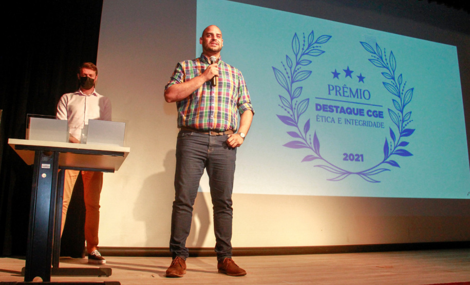 premiação de agentes no palco do auditório do MON