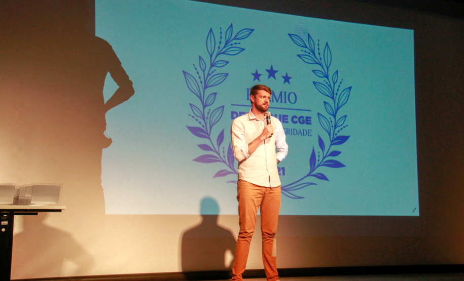 premiação de agentes no palco do auditório do MON