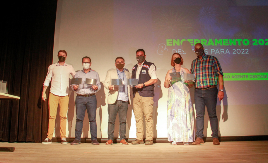 premiação de agentes no palco do auditório do MON