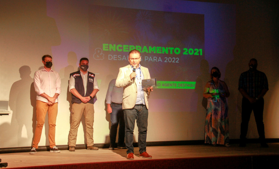 premiação de agentes no palco do auditório do MON