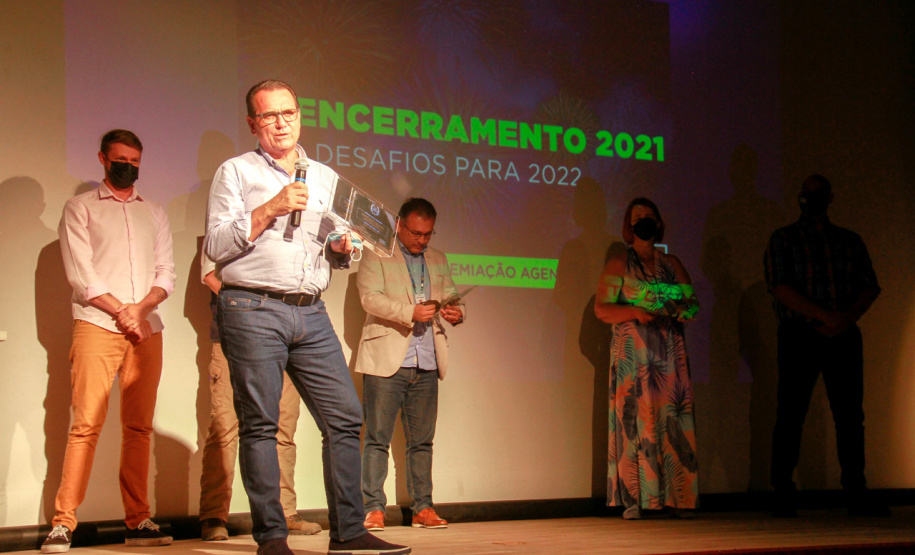 premiação de agentes no palco do auditório do MON