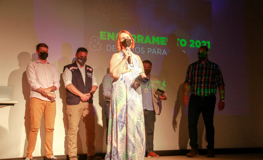 premiação de agentes no palco do auditório do MON