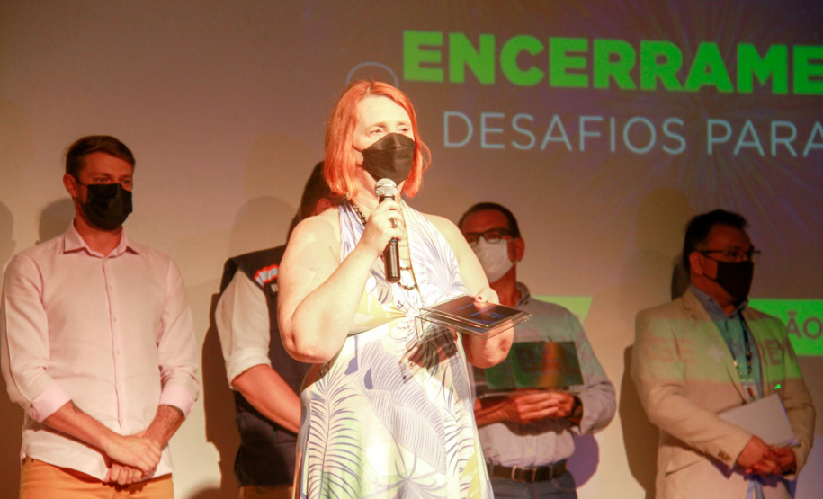 premiação de agentes no palco do auditório do MON