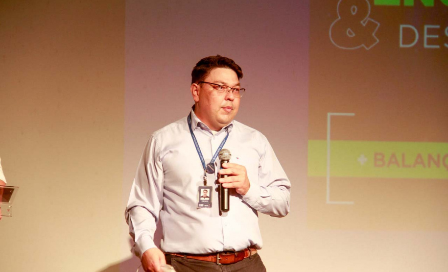 premiação de agentes no palco do auditório do MON