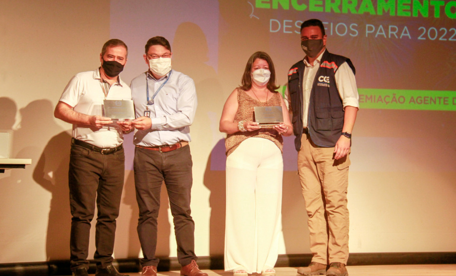 premiação de agentes no palco do auditório do MON