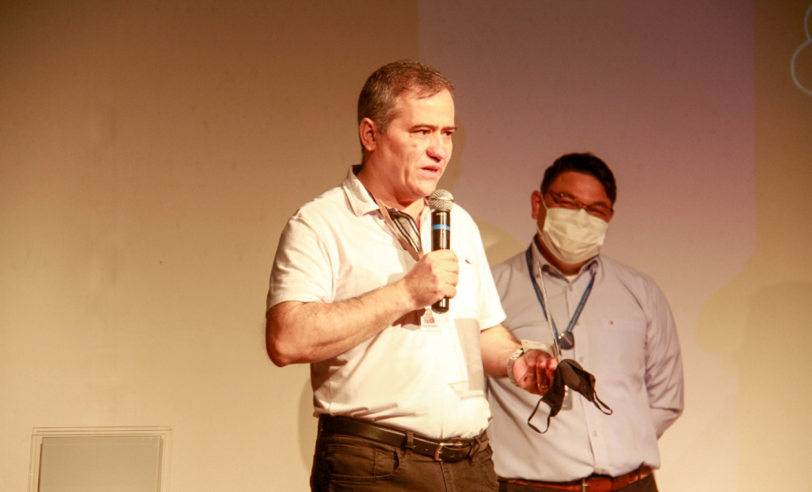 premiação de agentes no palco do auditório do MON