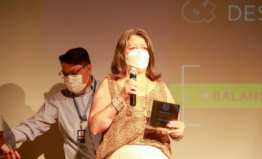 premiação de agentes no palco do auditório do MON