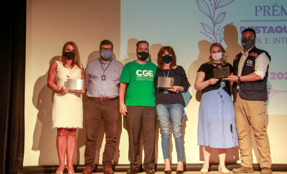 premiação de agentes no palco do auditório do MON