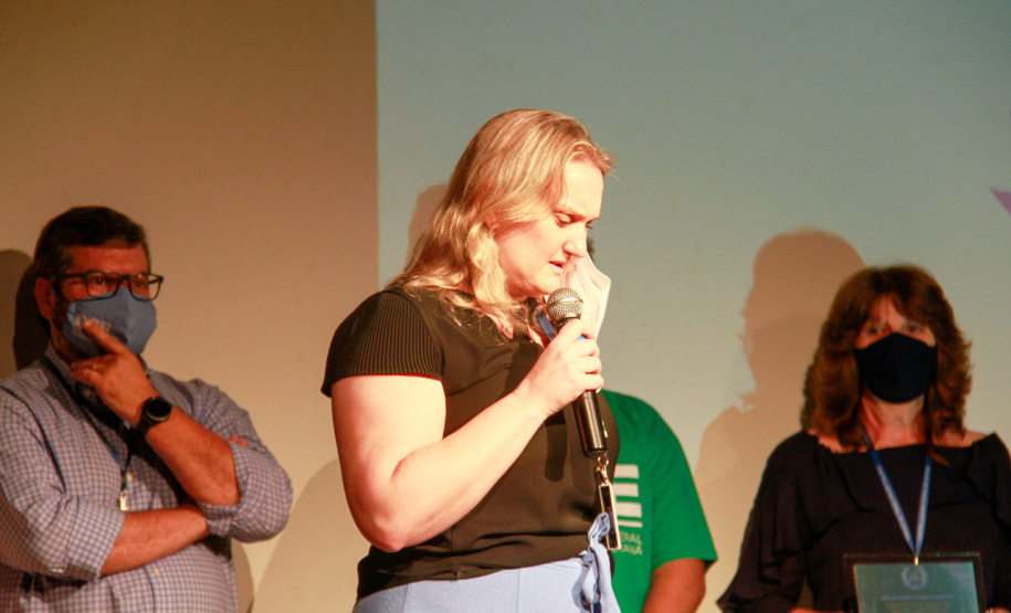 premiação de agentes no palco do auditório do MON