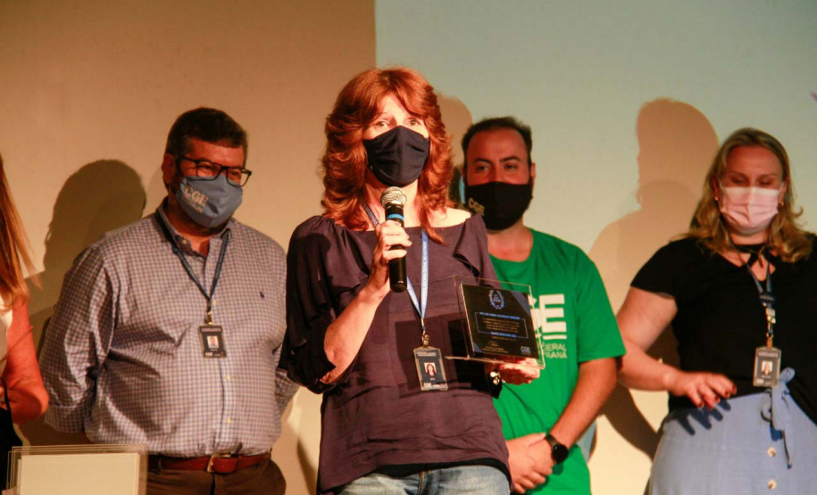 premiação de agentes no palco do auditório do MON