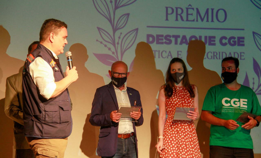 premiação de agentes no palco do auditório do MON