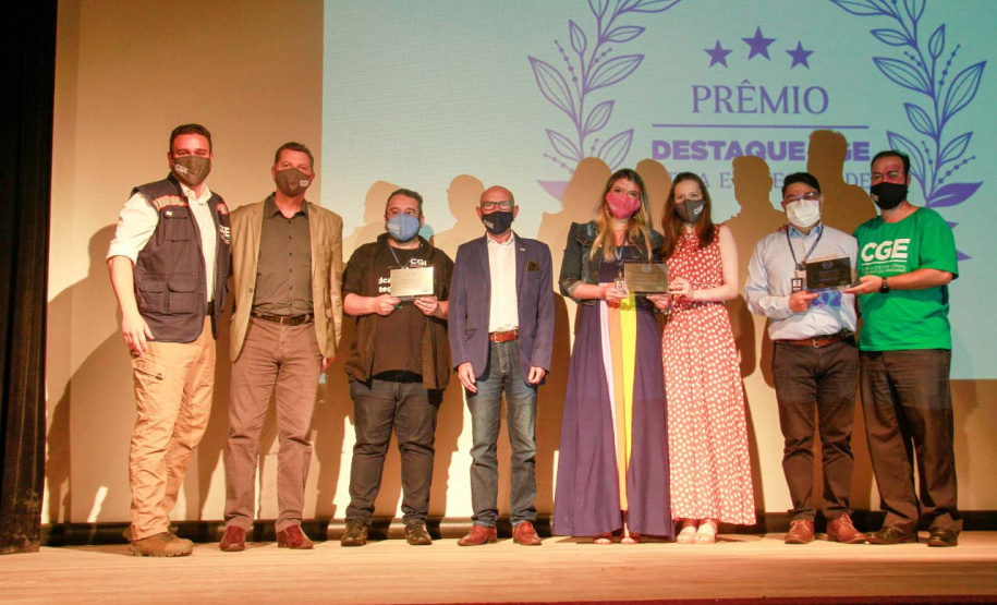 premiação de agentes no palco do auditório do MON
