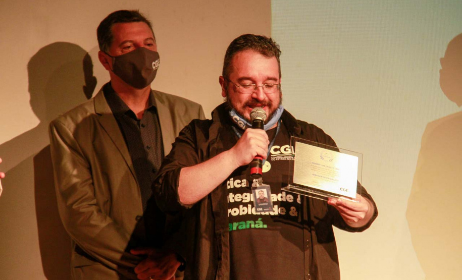 premiação de agentes no palco do auditório do MON