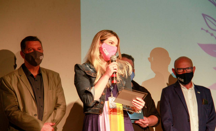 premiação de agentes no palco do auditório do MON