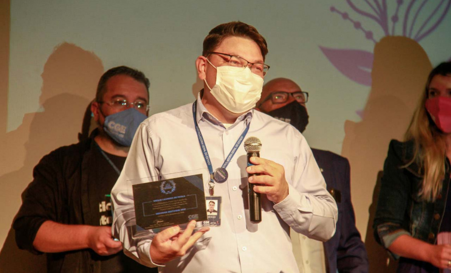 premiação de agentes no palco do auditório do MON