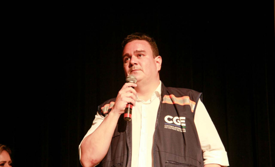 premiação de agentes no palco do auditório do MON