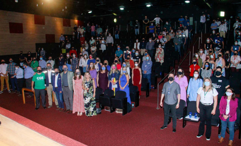premiação de agentes no palco do auditório do MON