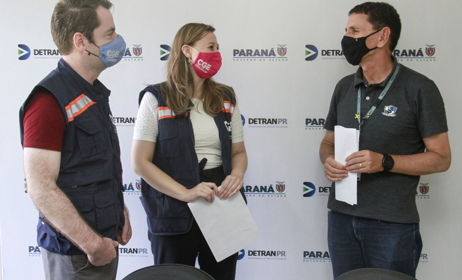 equipe enrega cartilhas físicas a representantes de órgãos do governo.