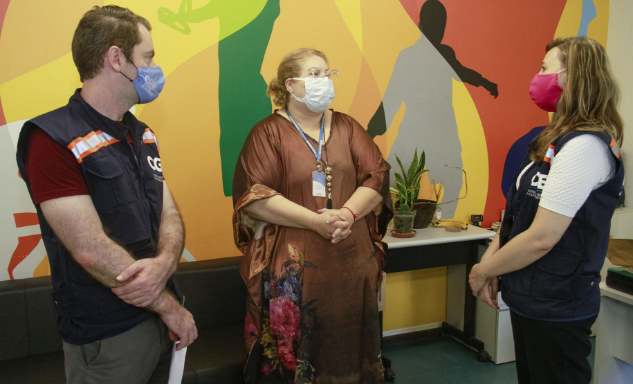 equipe enrega cartilhas físicas a representantes de órgãos do governo.