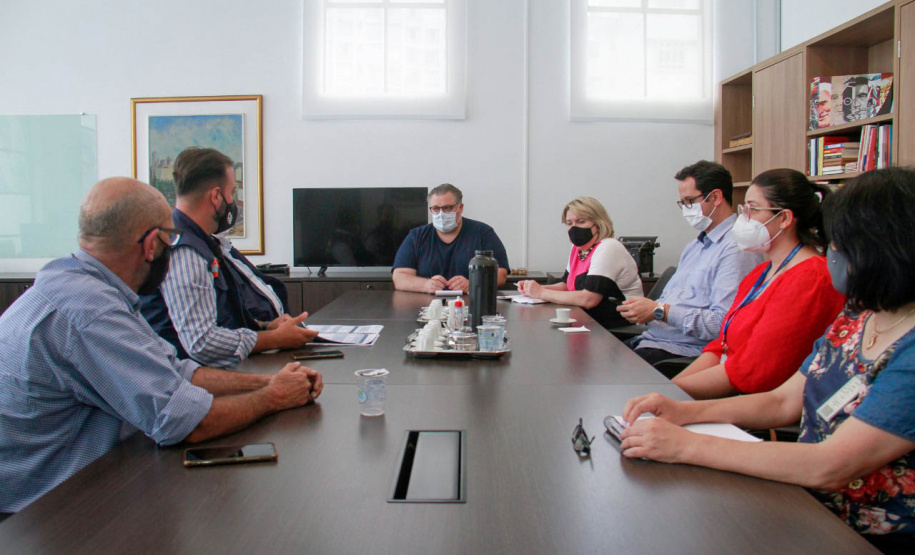 equipe da CGE entrega plano para diretor da biblioteca