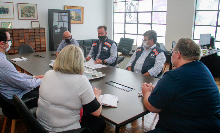 equipe da CGE entrega plano para diretor da biblioteca