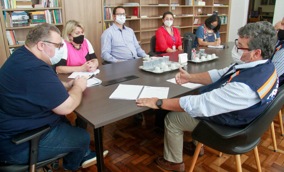 equipe da CGE entrega plano para diretor da biblioteca