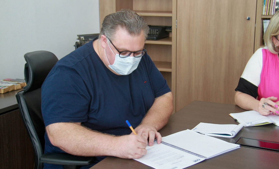 equipe da CGE entrega plano para diretor da biblioteca