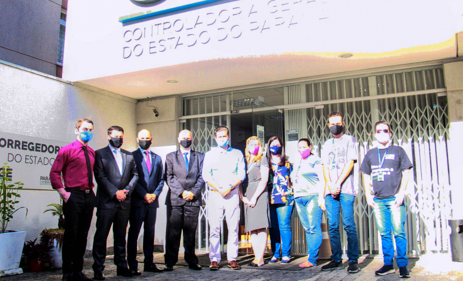 equipe da corregedoria posa com advogados, em frente à CGE