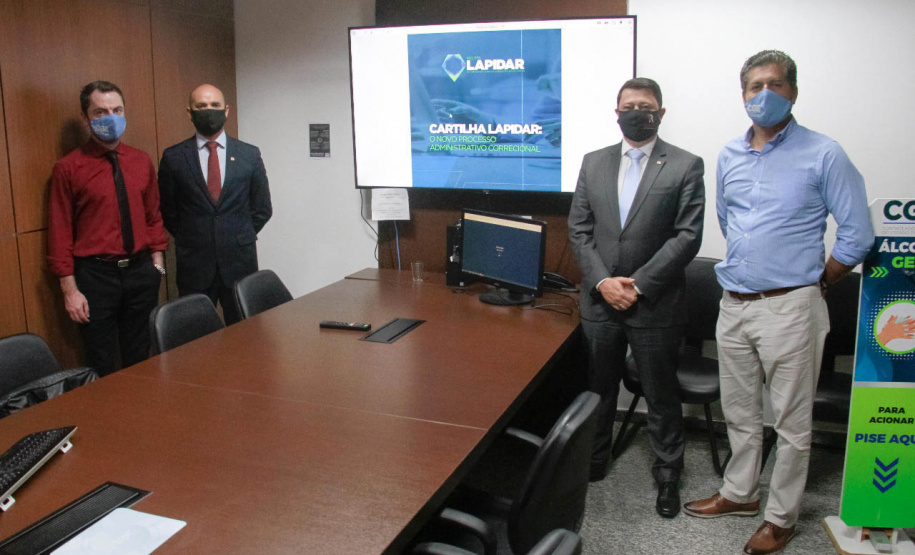 servidores da corregedoria e os advogados convidados posam na sala do webinar