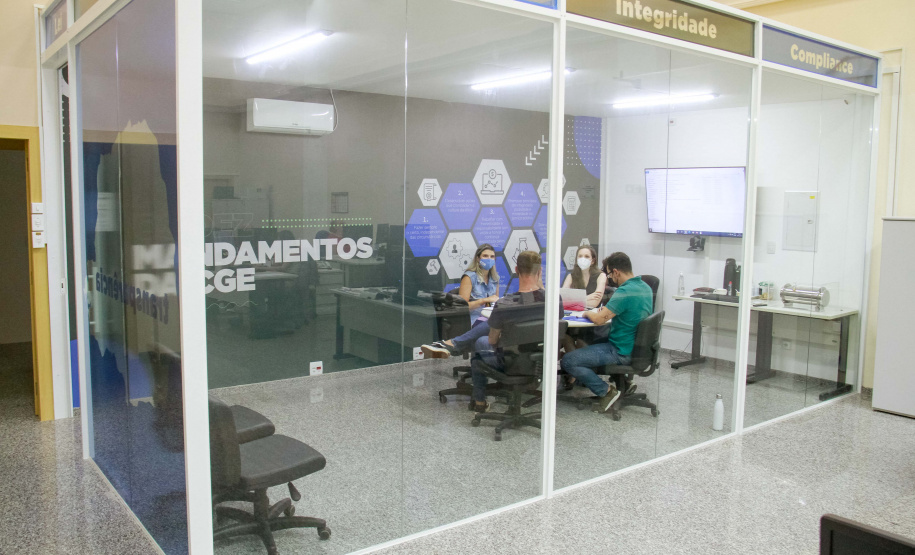 imagens de reunião dentro da sala transparente