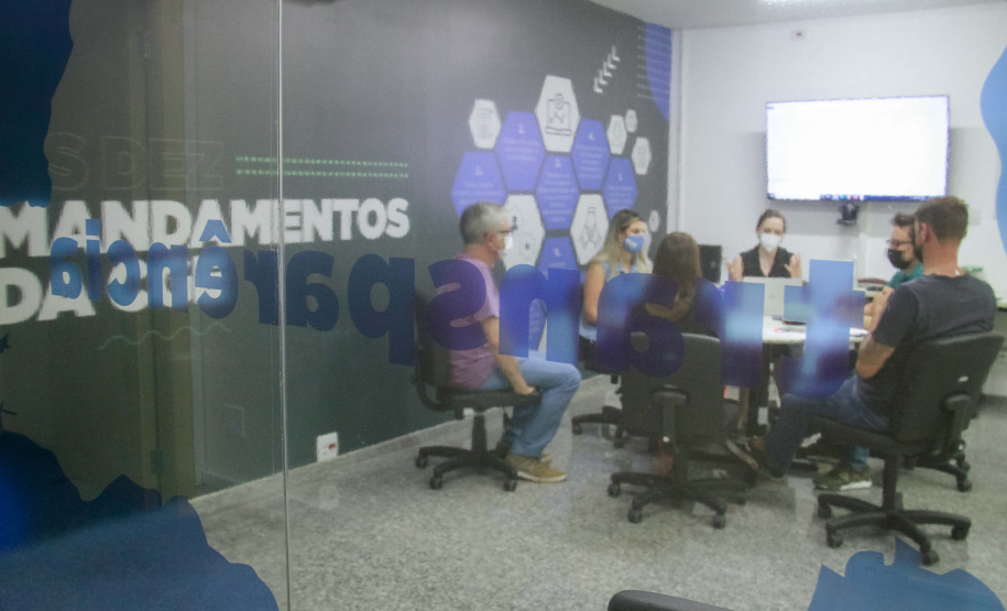 imagens de reunião dentro da sala transparente