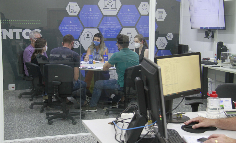 imagens de reunião dentro da sala transparente