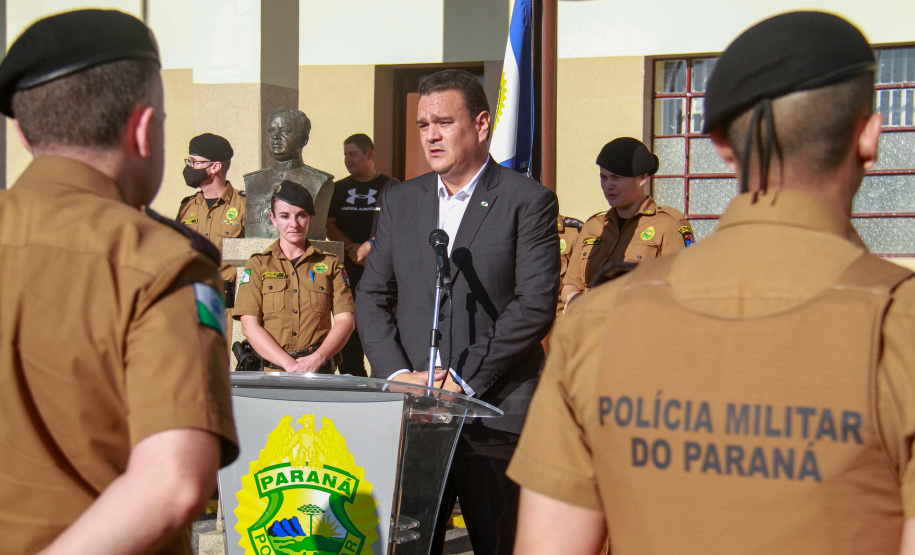 cerimônia de entrega das urnas no quartel da PM