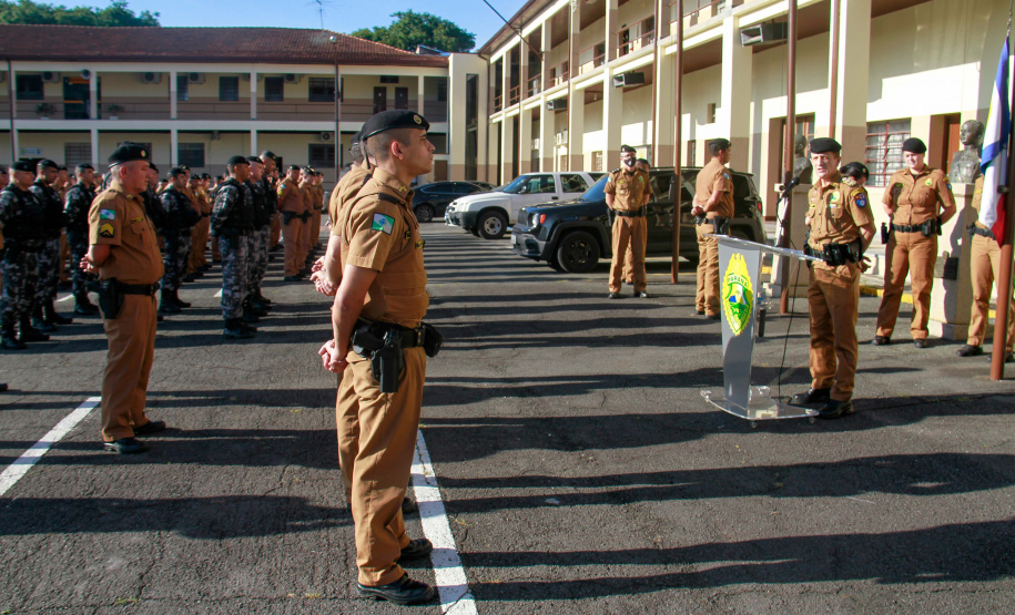 cerimônia de entrega das urnas no quartel da PM