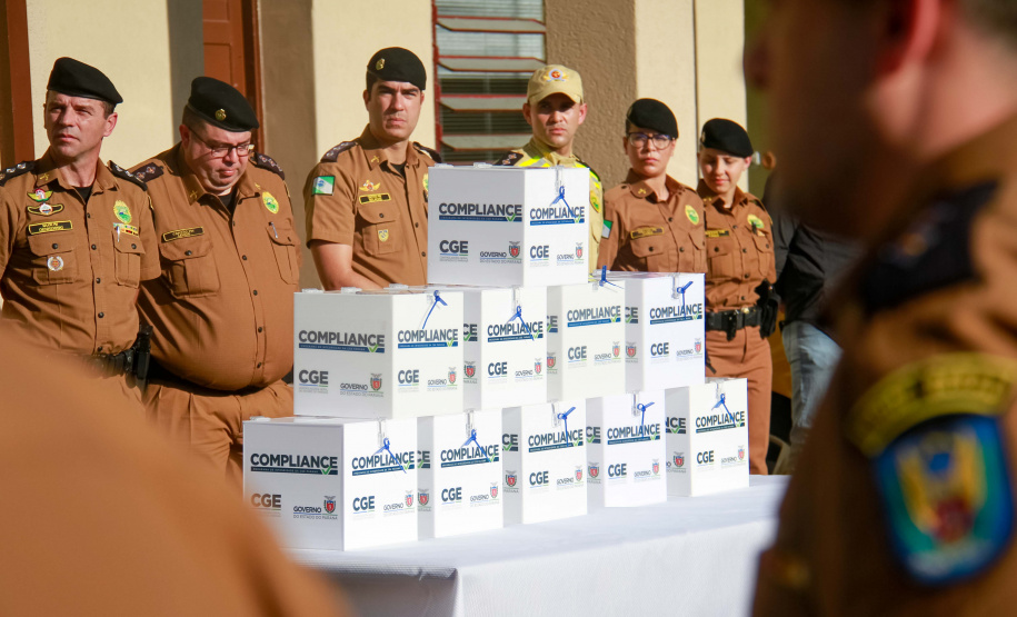 cerimônia de entrega das urnas no quartel da PM