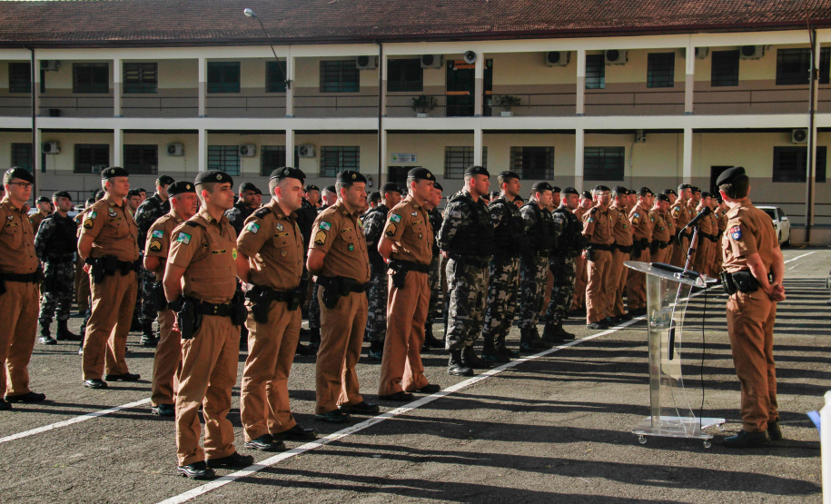 cerimônia de entrega das urnas no quartel da PM