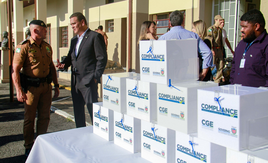 cerimônia de entrega das urnas no quartel da PM