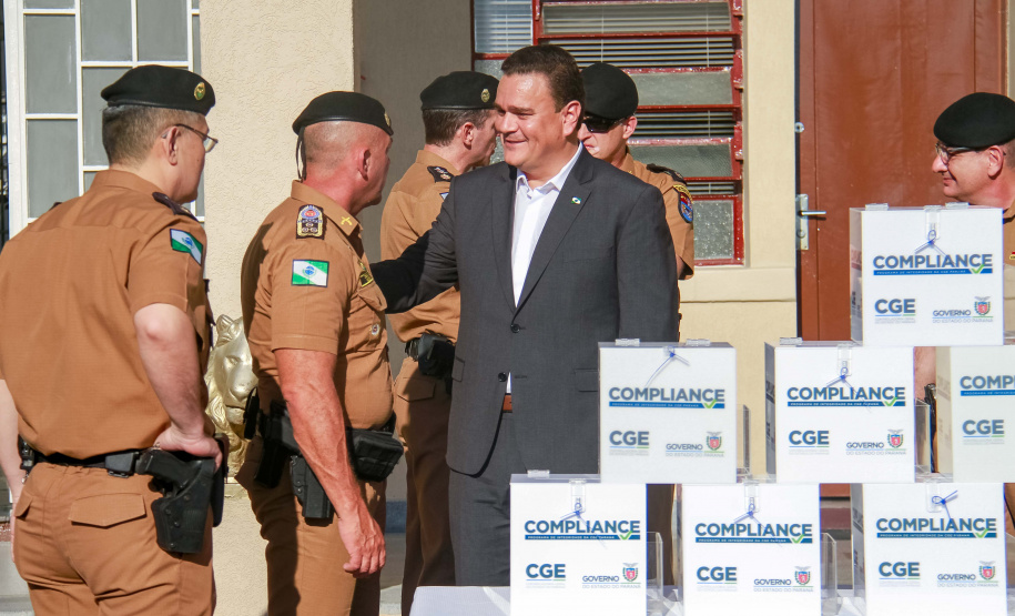 cerimônia de entrega das urnas no quartel da PM