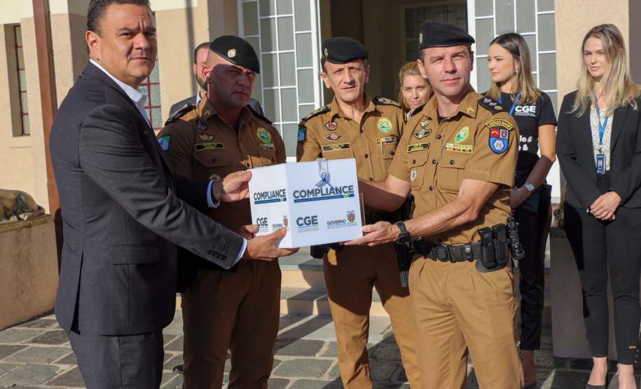 cerimônia de entrega das urnas no quartel da PM