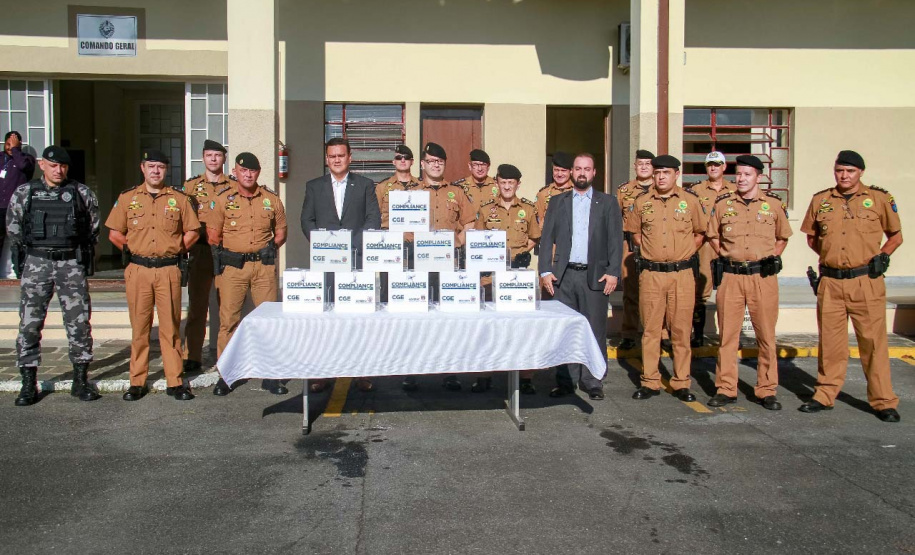 cerimônia de entrega das urnas no quartel da PM