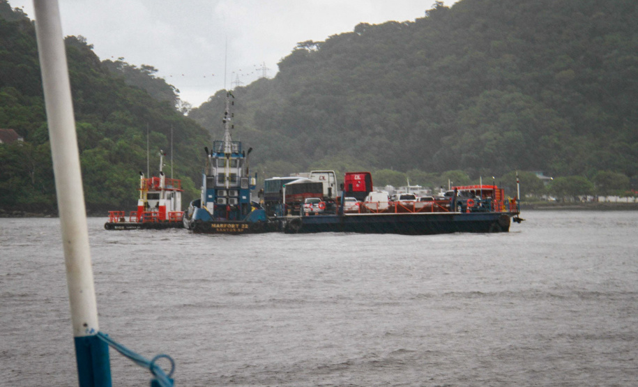 imagens da travessia de guaratuva com equipe conversando com usuários